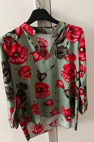 Blusa floral con cuello en V — pre-loved on Thrifted.mt