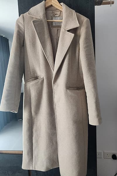 Kowt twil imfassal apposta Guess beige by Guess — pre-loved on Thrifted.mt