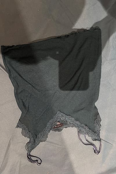 Canotta a costine con bordi in pizzo nero by AMIS — pre-loved on Thrifted.mt
