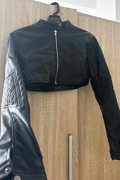 Ġakketta Maqtugħa tal-Ġilda Artifiċjali Sewda by Fashion Nova — pre-loved on Thrifted.mt