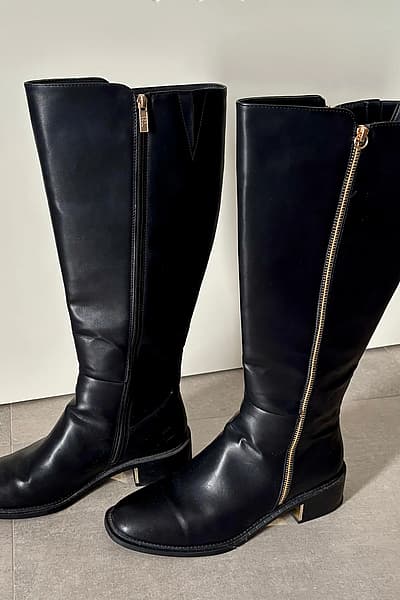 Botas altas hasta la rodilla con cremallera en color negro y dorado. by XTI — pre-loved on Thrifted.mt