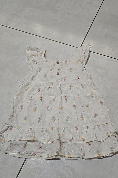 Vestido de bebé con bordado floral — pre-loved on Thrifted.mt