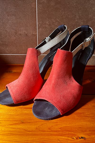 Sandali con tacco in camoscio rosso Zara by Zara — pre-loved on Thrifted.mt