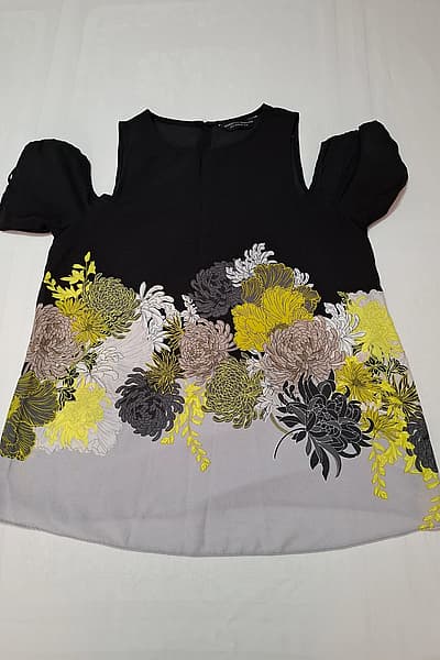 Top floral con hombros descubiertos de Dorothy Perkins - Completamente nuevo by Dorothy Perkins — pre-loved on Thrifted.mt