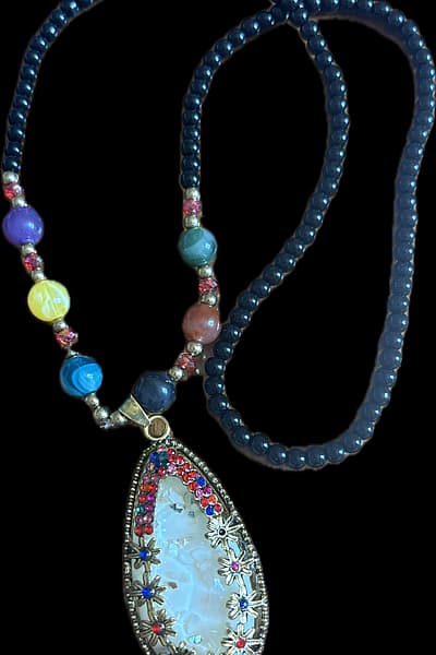 Collana con ciondolo chakra in stile boho con perline — pre-loved on Thrifted.mt