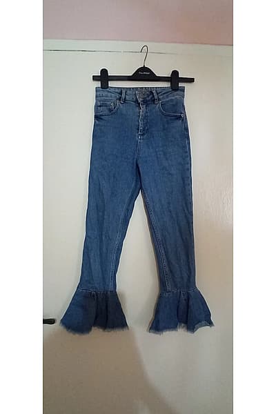 Jeans a zampa ASOS in lavaggio chiaro (taglia 32 UE/4 UK) by ASOS — pre-loved on Thrifted.mt