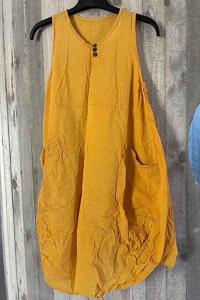 Abito giallo senza maniche con dettagli a bottoni — pre-loved on Thrifted.mt
