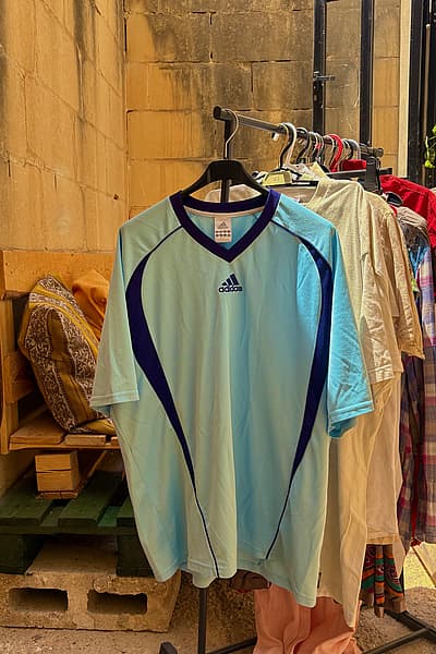 Camiseta deportiva Adidas Climalite con cuello en V by Adidas — pre-loved on Thrifted.mt