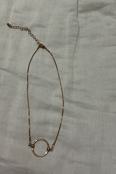 Collana con ciondolo minimalista a forma di cerchio dorato — pre-loved on Thrifted.mt
