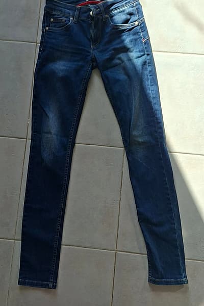 Vaqueros ajustados azul oscuro de Liu Jo by Liu Jo — pre-loved on Thrifted.mt
