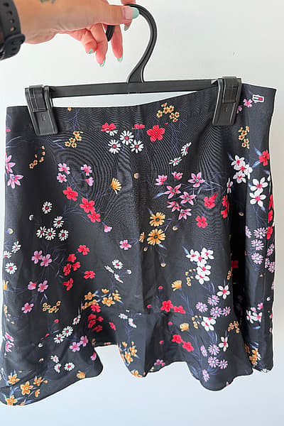 Falda con estampado floral de Tommy Jeans by Tommy Jeans — pre-loved on Thrifted.mt