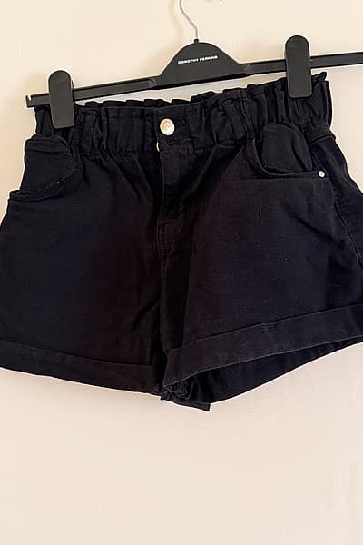 Pantaloncini di jeans neri a vita alta con coulisse by Bershka — pre-loved on Thrifted.mt