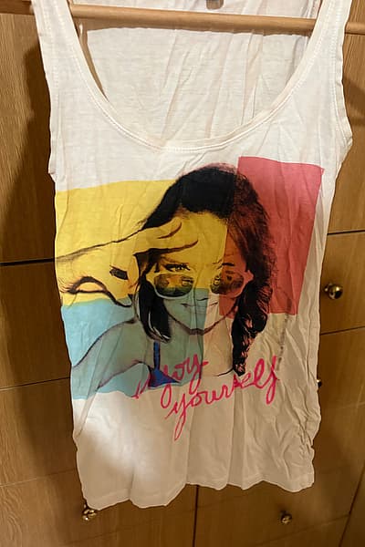 Camiseta sin mangas blanca con estampado gráfico — pre-loved on Thrifted.mt