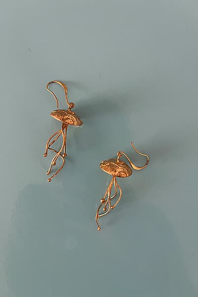 Pendientes de medusa en tono dorado by Sue's Jewels from Camilleri Paris Mode — pre-loved on Thrifted.mt