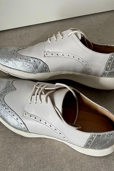 Zapatos brogue Geox de cuero blanco y plateado by GEOX — pre-loved on Thrifted.mt
