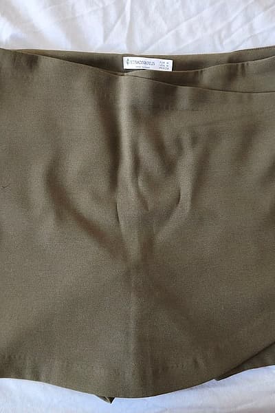 Gonna-pantaloncino Stradivarius verde oliva by Stradivarius — pre-loved on Thrifted.mt