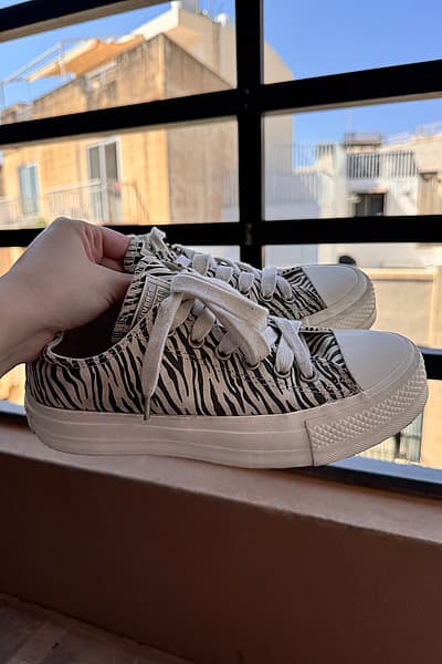 Sneakers Converse con stampa zebrata by Converse — pre-loved on Thrifted.mt