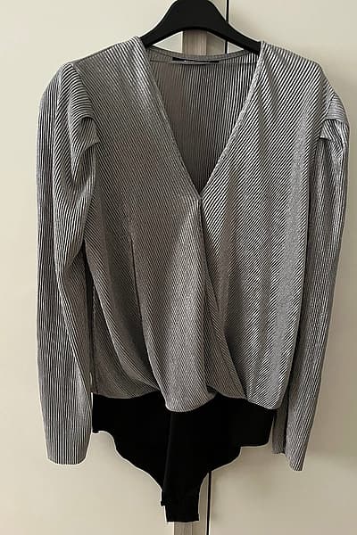 Body de manga larga plisado en color plata — pre-loved on Thrifted.mt