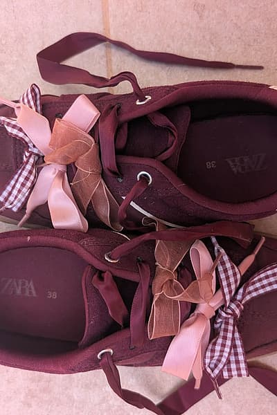 Scarpe da ginnastica Zara con lacci e nastro color bordeaux, taglia EU38 by Zara — pre-loved on Thrifted.mt