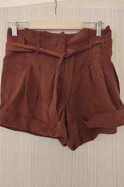 Pantaloncini marroni a vita alta con cintura by Miss Selfridge  — pre-loved on Thrifted.mt