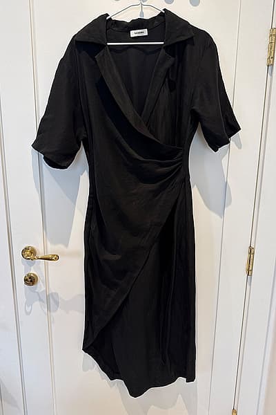 Abito avvolgente in misto lino di Sandro Black by Sandro — pre-loved on Thrifted.mt