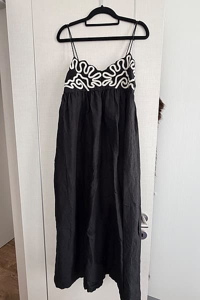 Vestido negro bordado de Oysho by Oysho — pre-loved on Thrifted.mt