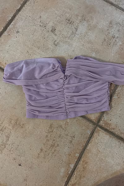 Top corto con scollo alla Bardot e arricciature color lilla by Shein — pre-loved on Thrifted.mt