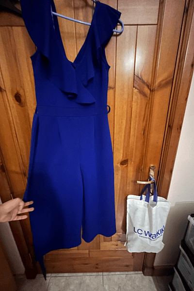 Tuta blu royal con volant sul davanti by New Look — pre-loved on Thrifted.mt