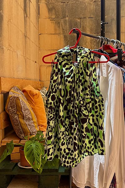 Top sin mangas con estampado animal en verde by Et Vous — pre-loved on Thrifted.mt