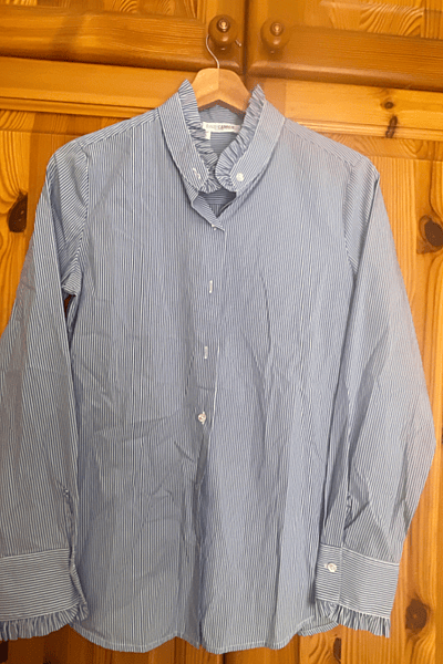 Camicia con colletto a balze a righe blu by NaraCamice — pre-loved on Thrifted.mt