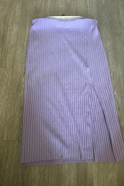 Gonna midi a coste color lilla — pre-loved on Thrifted.mt
