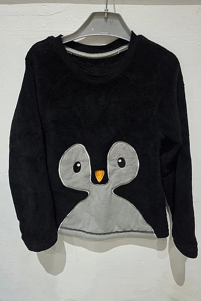 Felpa in pile con pinguino nero by George — pre-loved on Thrifted.mt