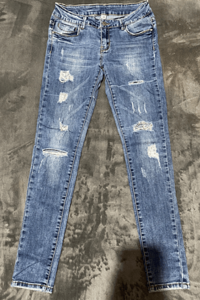 Jeans blu skinny tad-denim imħassra — pre-loved on Thrifted.mt