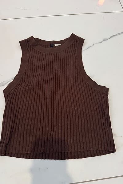 Ribbed brown sleeveless cropped top — pre-loved on Thrifted.mt