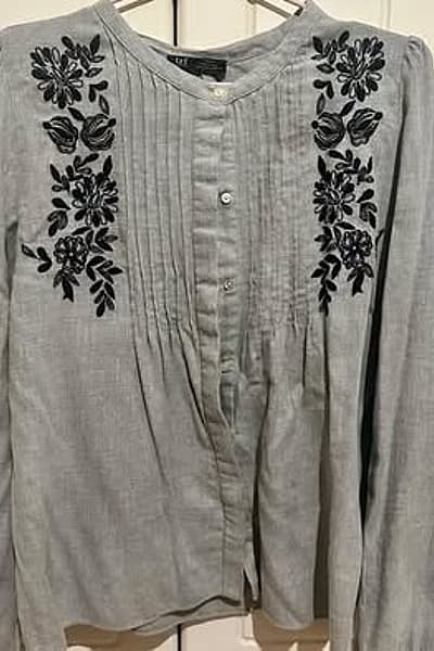Blusa gris de algodón bordada de Zara by Zara — pre-loved on Thrifted.mt
