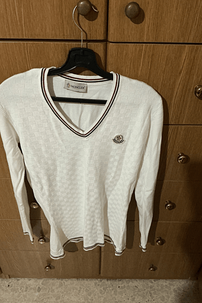 Maglione bianco a maglia Moncler con scollo a V — pre-loved on Thrifted.mt