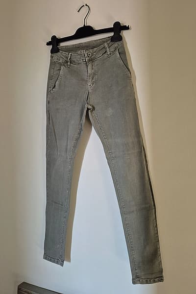 Pantaloni slim casual verde scuro — pre-loved on Thrifted.mt