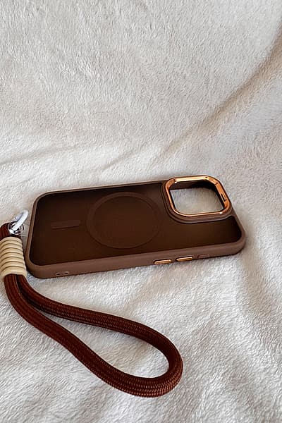 Custodia MagSafe marrone per iPhone 15 Pro — pre-loved on Thrifted.mt