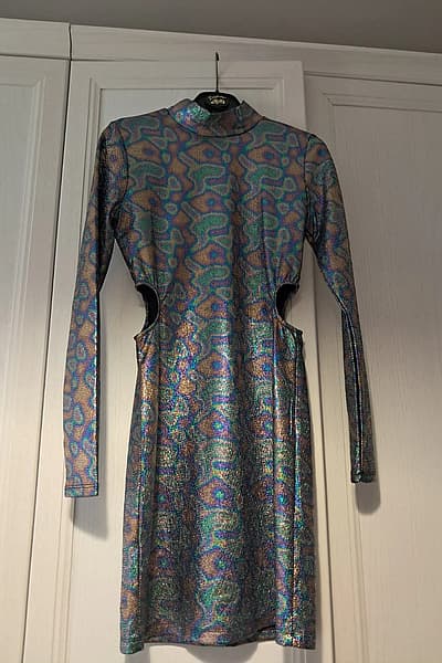Vestido con aberturas iridiscente de Desigual by Desigual — pre-loved on Thrifted.mt