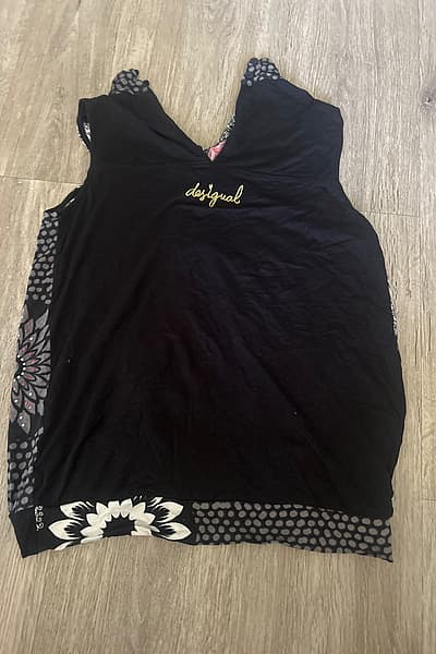 Top senza maniche con motivi Desigual by Desigual — pre-loved on Thrifted.mt