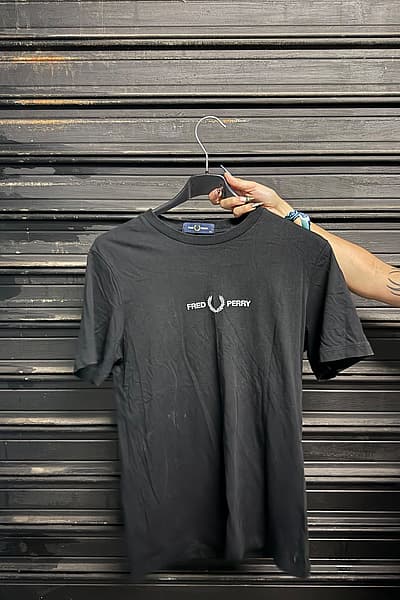 Camiseta negra de Fred Perry by Fred Perry — pre-loved on Thrifted.mt