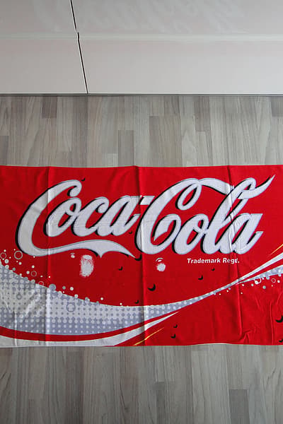 NUOVO Telo mare Coca-Cola — pre-loved on Thrifted.mt
