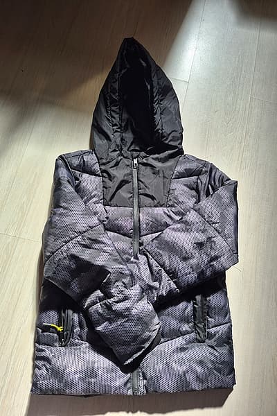 Giacca imbottita con cappuccio per bambini by Matalan  — pre-loved on Thrifted.mt