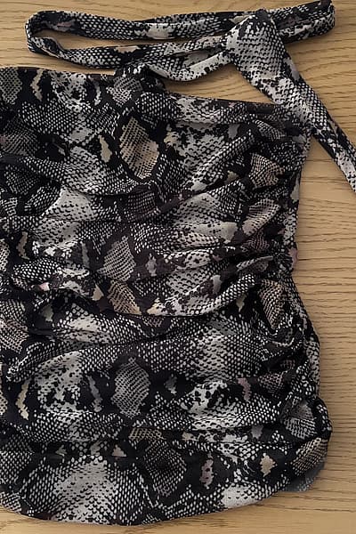 Top Zara b'rabta u ġilda tas-serp by Zara — pre-loved on Thrifted.mt