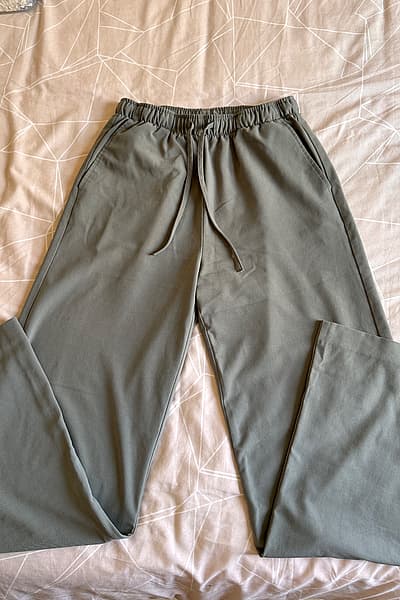 Pantaloni a gamba larga turchesi Stradivarius by Stradivarius — pre-loved on Thrifted.mt