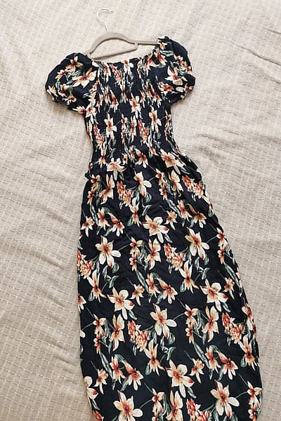 Abito lungo a fiori con arricciature — pre-loved on Thrifted.mt