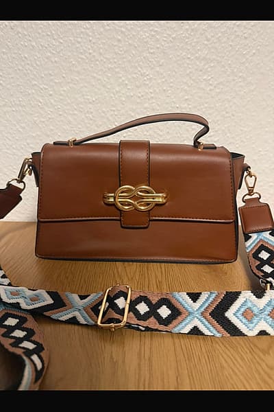 Bolso nuevo de color tostado con correa estampada — pre-loved on Thrifted.mt