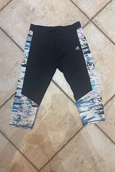 Leggings sportivi Adidas con stampa astratta by Adidas — pre-loved on Thrifted.mt