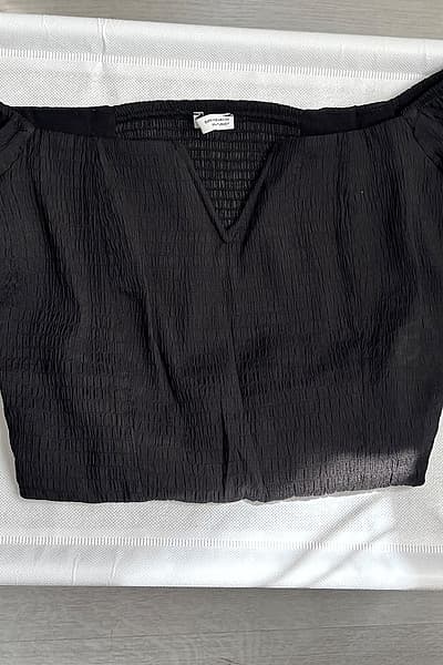 Top iswed Bershka b'ispallejn miftuħa u mqaxxar by Bershka — pre-loved on Thrifted.mt