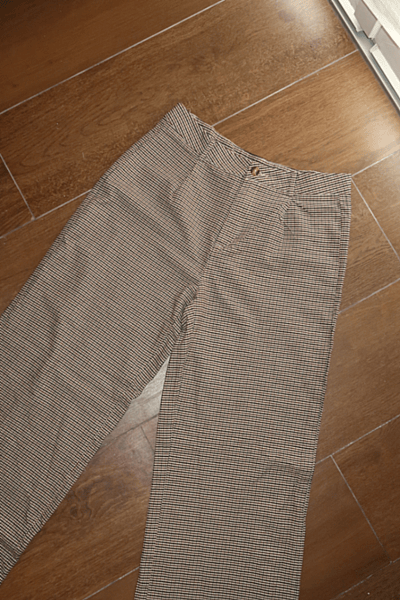 Pantalones rectos a cuadros by SHEIN — pre-loved on Thrifted.mt